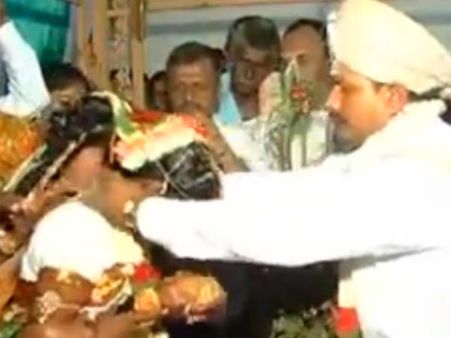 பெண்ணை கட்டாயப்படுத்தி கழுத்தை பிடித்து தாலி கட்ட வைக்கும் உறவுக்காரர்கள்! ஷாக் வீடியோ