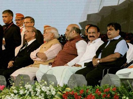 மகாராஷ்டிர முதல்வர், பிரதமர் மோடியுடன் ஒரே மேடையில் உட்கார்ந்திருந்த 'மர்ம' நபர் கைது