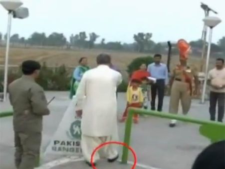 வாகா எல்லையில் தவறுதலாக இந்திய பகுதிக்குள் வந்த பாக். முன்னாள் அமைச்சர் குரேசி