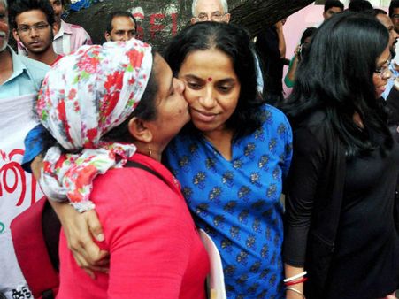 டெல்லிக்கும் பரவிய முத்தப் போராட்டம்.. ஆர்.எஸ்.எஸ். அலுவலகம் முன் 'இச்' கொடுத்து களேபரம்!