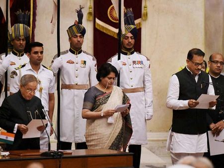 மோடியின் முதல் அமைச்சரவை விரிவாக்கம் - 4 கேபினட், 17 இணை அமைச்சர்கள் பதவியேற்பு