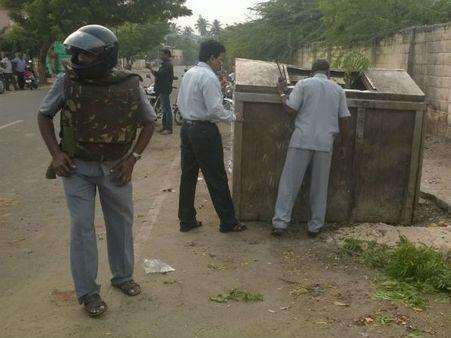 மதுரை குப்பைத் தொட்டியில் 11 வெடிகுண்டுகள்.. தயாரித்தது பயங்கர ரவுடி அப்பள ராஜா... போட்டது கூட்டாளி!