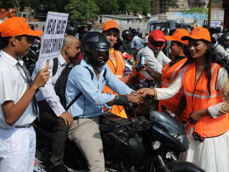 டிராபிக் விழிப்புணர்வு பிரச்சாரம்: சிக்னல்களில் நின்று பிரச்சாரம் செய்த திருநங்கைகள்