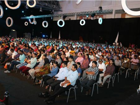 ஷார்ஜாவில் சர்வதேச புத்தகக் கண்காட்சி: 3 நாட்களில் குவிந்த 5 லட்சம் பேர் 