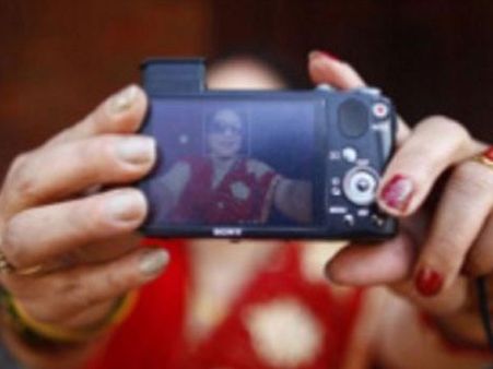 செல்ஃபி எடுத்தா வேலைக்கு ஆப்பு!