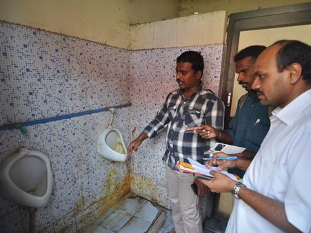 சென்னை ரயில் நிலையங்களில் 'உவ்வே' கழிப்பறைகள்... பயணிகள் அவதி!