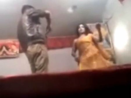 துப்பாக்கிமுனையில் பெண்ணை ஆட வைத்து, பணத்தை வீசி கான்ஸ்டபிள் அட்டூழியம்