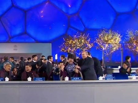 சீன அதிபர் ஒபாமாவுடன் பேசிக் கொண்டிருந்த நேரத்தில்... சீன அதிபரின் மனைவிக்கு சால்வை அணிவித்த புடின்!