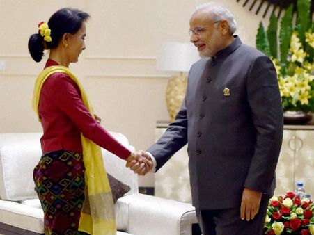 மியான்மரில் ஜனநாயகத்திற்காக பாடுபட்ட ஆங் சான் சூ கியை சந்தித்த மோடி