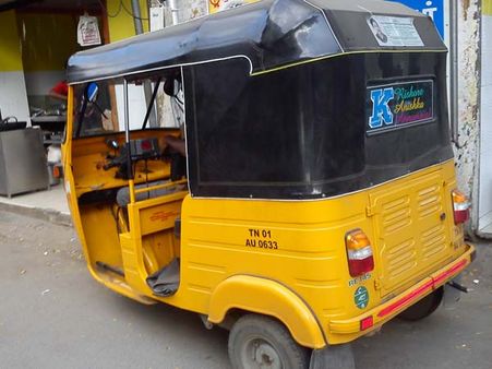 பயணியின் நகை, பணத்தை திருப்பிக் கொடுத்த நேர்மையான ஆட்டோ டிரைவர் – போலீசார் பாராட்டு