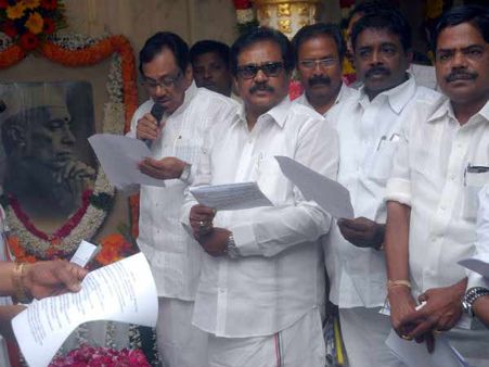 நேரு பிறந்த நாளில் ஒன்றாக இணைந்த 'காங்கிரஸ் கோஷ்டிகள்