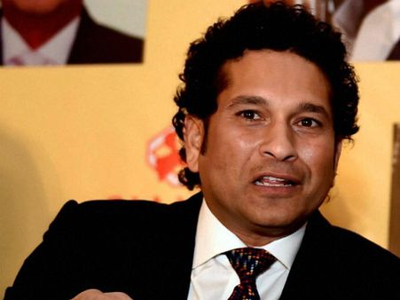 குடிக்கு அடிமையாகாதீர்கள்... குடும்பத்திற்கு அடிமை ஆகுங்கள்... தத்தெடுத்த கிராமத்தில் சச்சின் பேச்சு