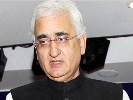 வெளிநாட்டில் மோடிக்கு கூடும் கூட்டம் தானாக வருவது அல்ல: குர்ஷித் தாக்கு