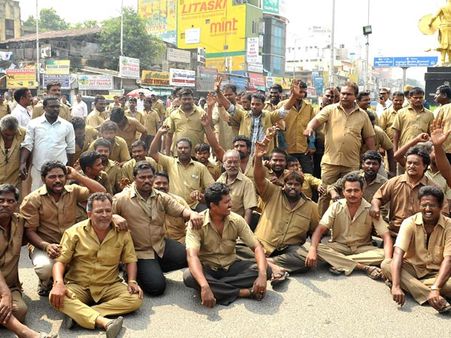போலீஸ் ரெய்டுக்கு கடும் எதிர்ப்பு.. சென்னையில் ஆட்டோ டிரைவர்கள் மறியல்!