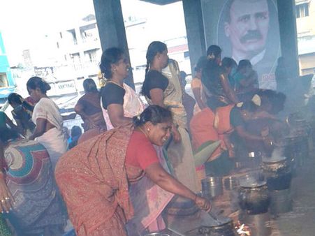 142 அடியை நெருங்கும் முல்லைபெரியாறு அணை: 142 பானைகளில் பொங்கல் வைத்த விவசாயிகள்