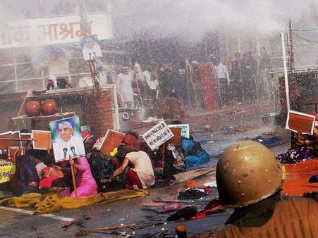 ஹரியானா: சாமியார் ராம்பாலை கைது செய்ய ஆசிரமத்தில் போலீஸ் தீவிர தேடுதல்! சீடர்கள் துப்பாக்கிச் சூடு!