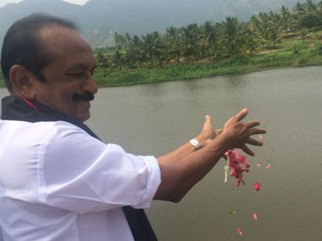 142 அடியை தொட்ட முல்லை பெரியாறு.. பென்னிகுவிக் நினைவிடத்தில் வைகோ ... மலர் வழிபாடு!