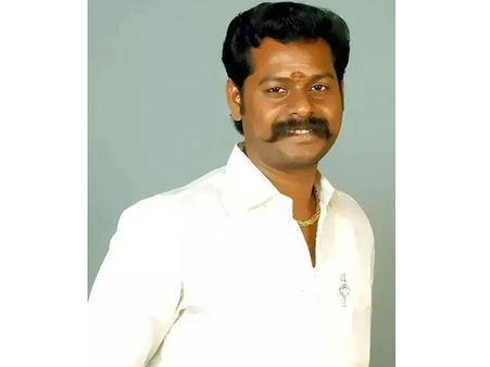 சென்னையில் அ.தி.மு.க. பிரமுகர் நடுரோட்டில் வெட்டிக்கொலை: பெண் தாதா வெறிச்செயல்