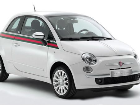 ஸ்டார்ட் ஆகாத கார்… கோடாரியால் கொத்தி எடுத்த உரிமையாளர்!