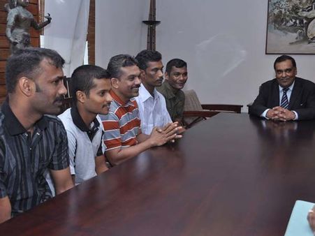 5 தமிழக மீனவர்கள் வருவதில் தாமதம்: காத்திருக்கும் உறவினர்கள் அப்செட்!