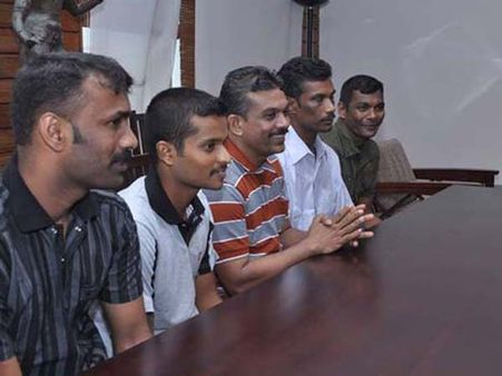 இலங்கையிலிருந்து வந்த 5 மீனவர்களுக்கு தமிழக அரசு தலா ரூ.3 லட்சம்