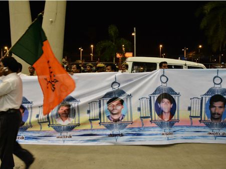 மீனவர்கள் ஐவரும் சொந்த ஊர் வந்து சேர்ந்தனர்! தோளில் தூக்கி வைத்து உறவினர்கள் ஊர்வலம்