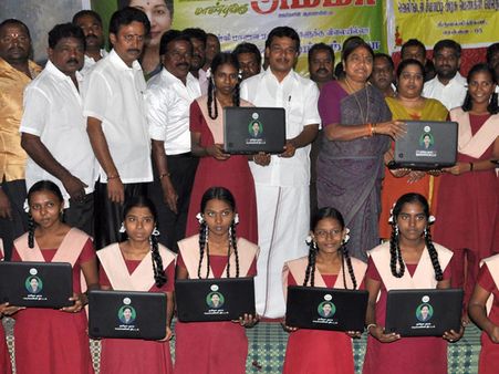 லேப்டாப்பில் சிரிக்கும் மக்கள் முதல்வர்: மாணவர்களுக்கு குழப்பம் வராதா?