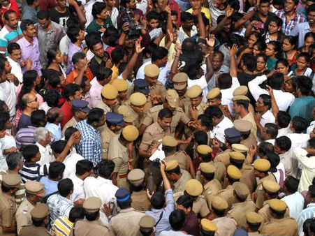 சென்னையில் ஆசிரியரைத் தாக்கிய தொழிலதிபர் அருளானந்தத்தைப் பிடிக்க 3 தனிப்படைகள்