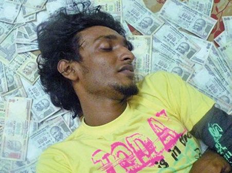 கட்டுக்கட்டாய் பணத்தை போட்டு படுத்துறங்கிய கொள்ளையன் கைது