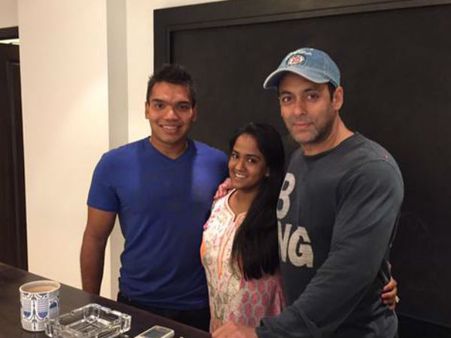 சத்தமில்லாமல் வந்து சல்மான் வீட்டு விசேஷத்தில் கலந்து கொண்ட ஜூனியர் ராஜபக்சே