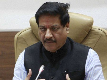 லிப்டுக்குள் சிக்கிக் கொண்ட மகாராஷ்டிர மாஜி முதல்வர்!