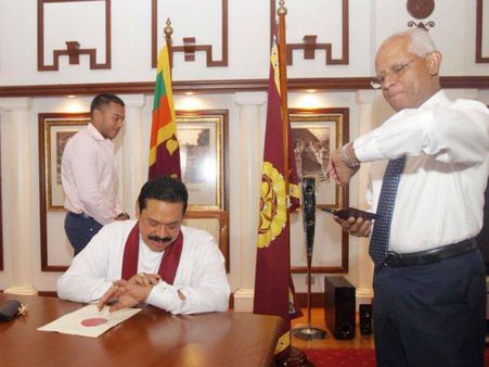 அதிபர் தேர்தலுக்கு உத்தரவிடும் பிரகடனத்தில் நல்ல நேரம் பார்த்துக் கையெழுத்திட்ட ராஜபக்சே!