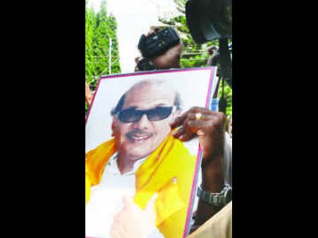 கரூர்: கருணாநிதி போட்டோவுடன் திரண்ட திமுக கவுன்சிலர்கள்.. செய்தியாளர்களுக்குத் தடை.. வெளிநடப்பு!!