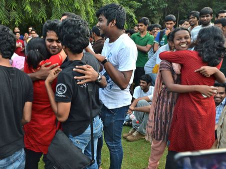 முத்த போராட்டக்காரர்கள் மீது வன்முறை கூடாது: பெங்களூரு போலீஸ் எச்சரிக்கை