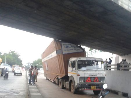 இத்தாத்தண்டி கண்டெய்னர் எப்படிப்பா பாலத்துக்குக் கீழே போகும்..??