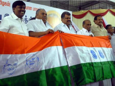 ஆரஞ்சு, வெள்ளை, பச்சை வண்ணம்.. நடுவில் காமராஜர், மூப்பனார்.. இதுதான் வாசன் கட்சியின் கொடி!