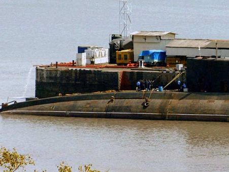 சிந்துரத்தினா போர்க்கப்பல் விபத்து... 7 அதிகாரிகளே காரணம் என கண்டுபிடிப்பு.. விசாரணைக்கு உத்தரவு