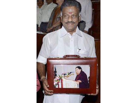 ஆமாம் அரசே, பாட்டு என்னுடையது தான்: ஓ.பி.எஸ். பற்றி ஒன் இந்தியா வாசகர்கள்