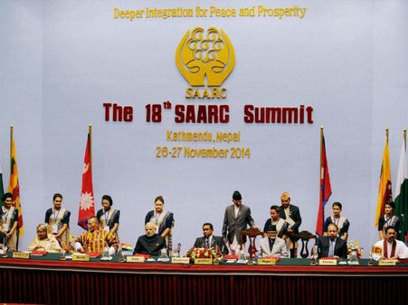 சார்க் மாநாடு: ஒரே மேடையில் இருந்தாலும் ஒருவார்த்தை கூட பேசிக் கொள்ளாத மோடி- நவாஸ் ஷெரீப்!!