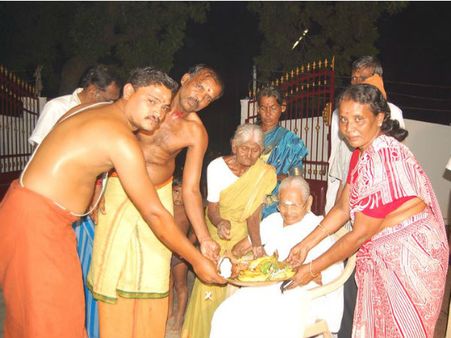 கலிங்கப்பட்டியில் பிரபாகரன் பிறந்த நாள்.. பொங்கல் வைத்து கொண்டாட்டம்.. வைகோ தாயார் பங்கேற்பு!