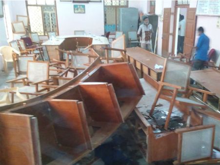 டேபிள், சேரைத் தூக்கி வீசி அடித்து கட்டி உருண்ட அதிமுக கவுன்சிலர்கள்!