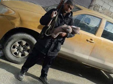 ஒரு கையில் குழந்தை, மறுகையில் ஏகே 47... ஐ.எஸ் இயக்கத்தில் இணைந்த இந்தியர்!