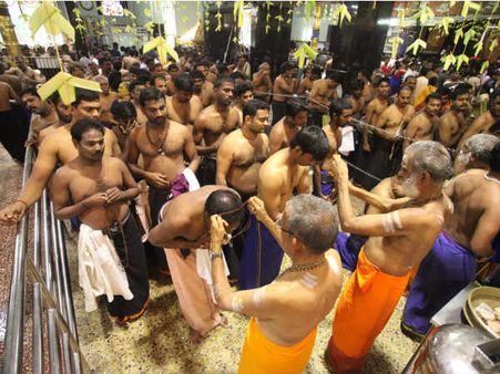 சபரிமலை யாத்திரை ஜெயலலிதா படத்துடன் இருமுடி சுமந்து சென்ற ஐயப்ப பக்தர்கள்!