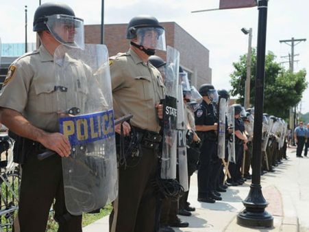 யு.எஸ்: கருப்பின இளைஞரை சுட்டுக் கொன்ற வெள்ளைக்கார போலீஸ்காரர் ராஜினாமா