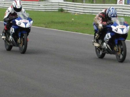 ரோட்டில் பைக் ரேஸ் போன இளைஞர்கள்: சாலையில் சென்ற பெண் படுகாயம்