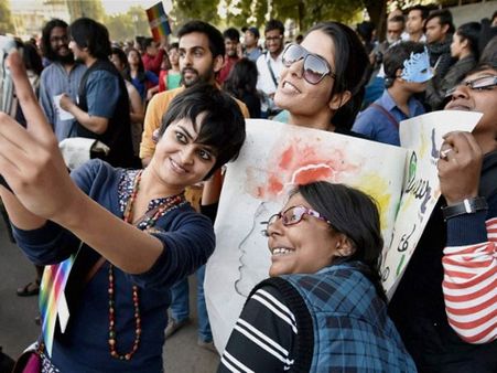 டெல்லியில் ஆட்டம், பாட்டத்துடன் வண்ணமயமாக நடந்த ஓரினச்சேர்க்கையாளர்கள் பேரணி