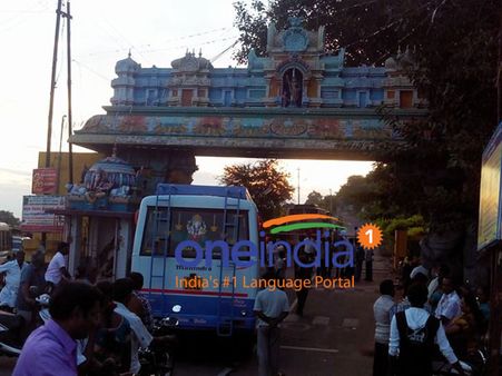 திருச்செங்கோடு கோவில் மலைப் பாதையில் போக்குவரத்து ஜாம்.. நடு ரோட்டில் தவித்த புதுமணத் தம்பதியர்!