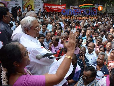 வங்கி ஊழியர்கள் ஸ்டிரைக்கால் தமிழகத்தில் வங்கி சேவை முற்றிலுமாக முடங்கியது!