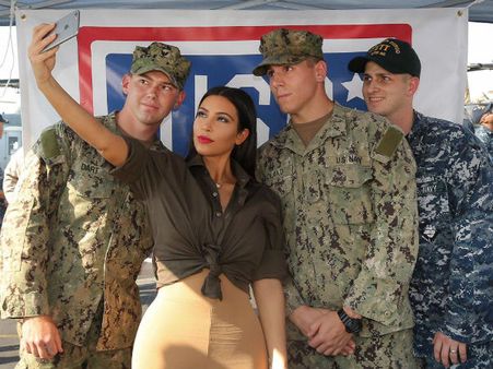 'அலை பாய்வதில்' அமெரிக்கர்களும் நம்மை போலத்தான்.. கிம்மைக் காண முண்டியடித்த அமெரிக்க வீரர்கள்!