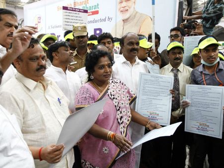 சென்ட்ரல் ரயில் நிலையத்தை சுத்தப்படுத்திய 1000 மாணவிகள்